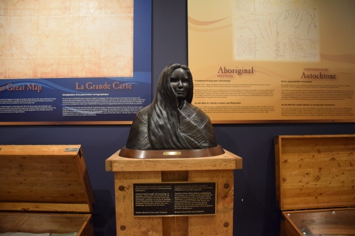 Portrait d'une femme en statue