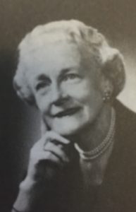 Une image en noir et blanc d'une femme