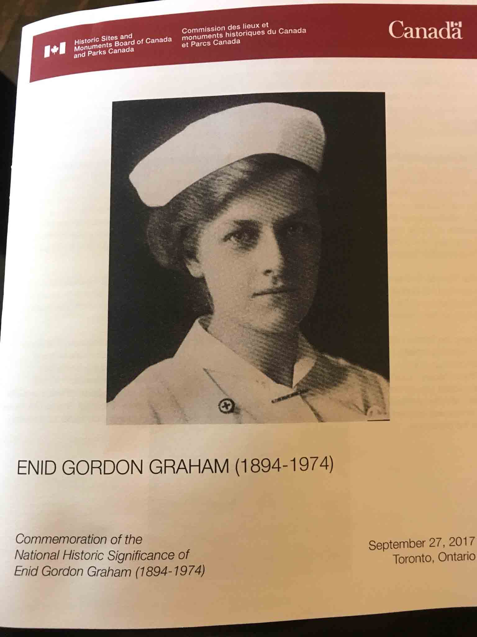 Une feuille de papier avec une image en noir et blanc d'une femme