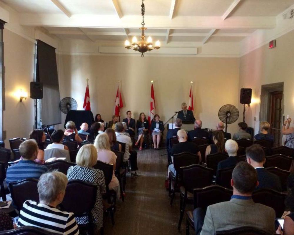 Un grand groupe de personnes assises pour la cérémonie de dévoilement de la plaque du personnage historique national Enid Gordon Graham