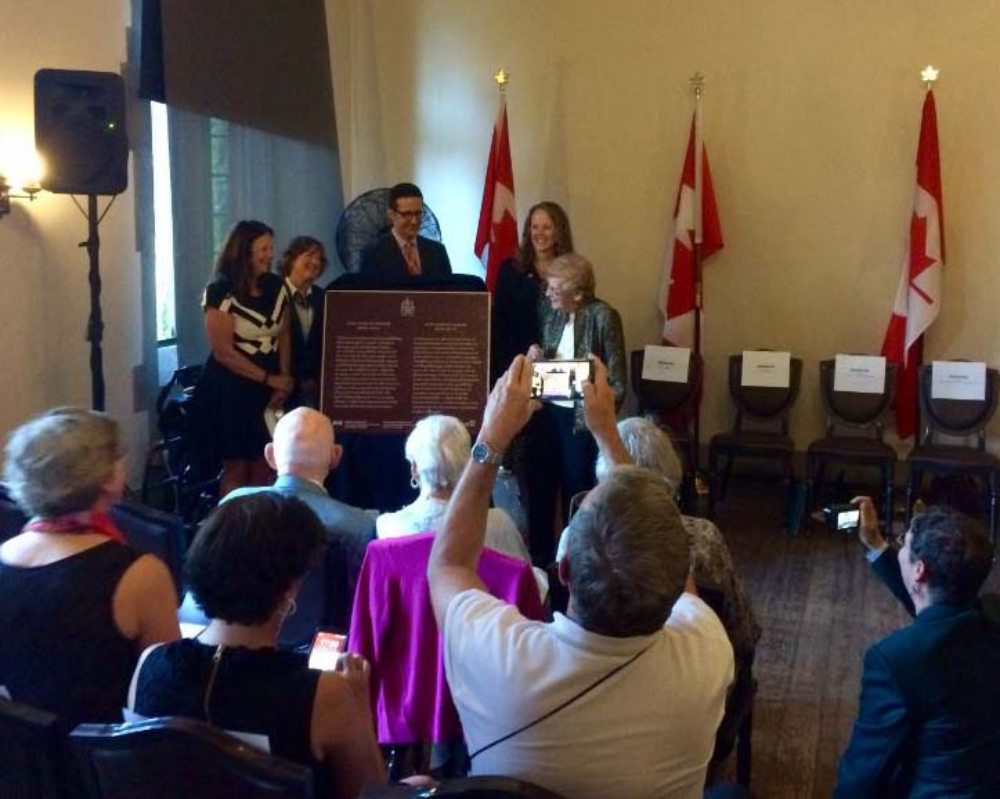 Un grand groupe de personnes assises pour la cérémonie de dévoilement de la plaque du personnage historique national Enid Gordon Graham