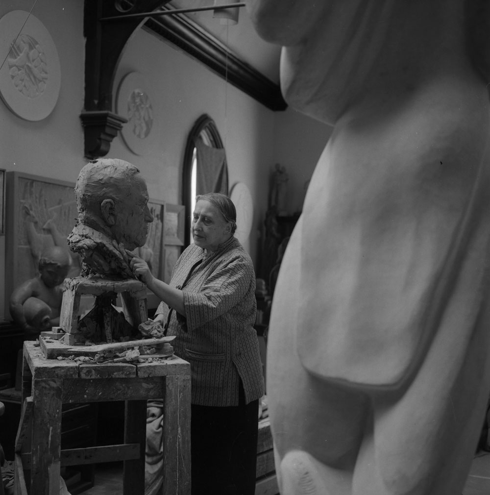 women sculptor