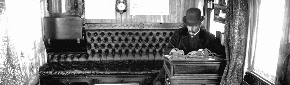Un homme assis sur un banc de stand
