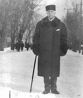Un portrait en noir et blanc d'un homme
