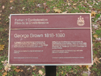 Une plaque commémorative installée près d'une aire gazonnée