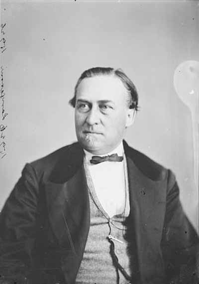 Portrait d'un homme en noir et blanc