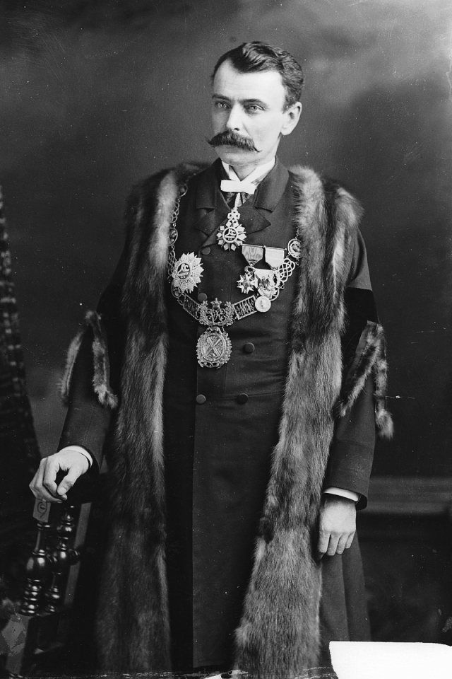 Personnage historique national d'Honoré Beaugrand en habit décoré alors qu'il était maire de montréal en 1887