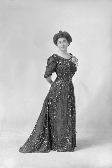 Photo en noir et blanc datant de 1908 de Lillian Bilsky Freiman portant une longue robe