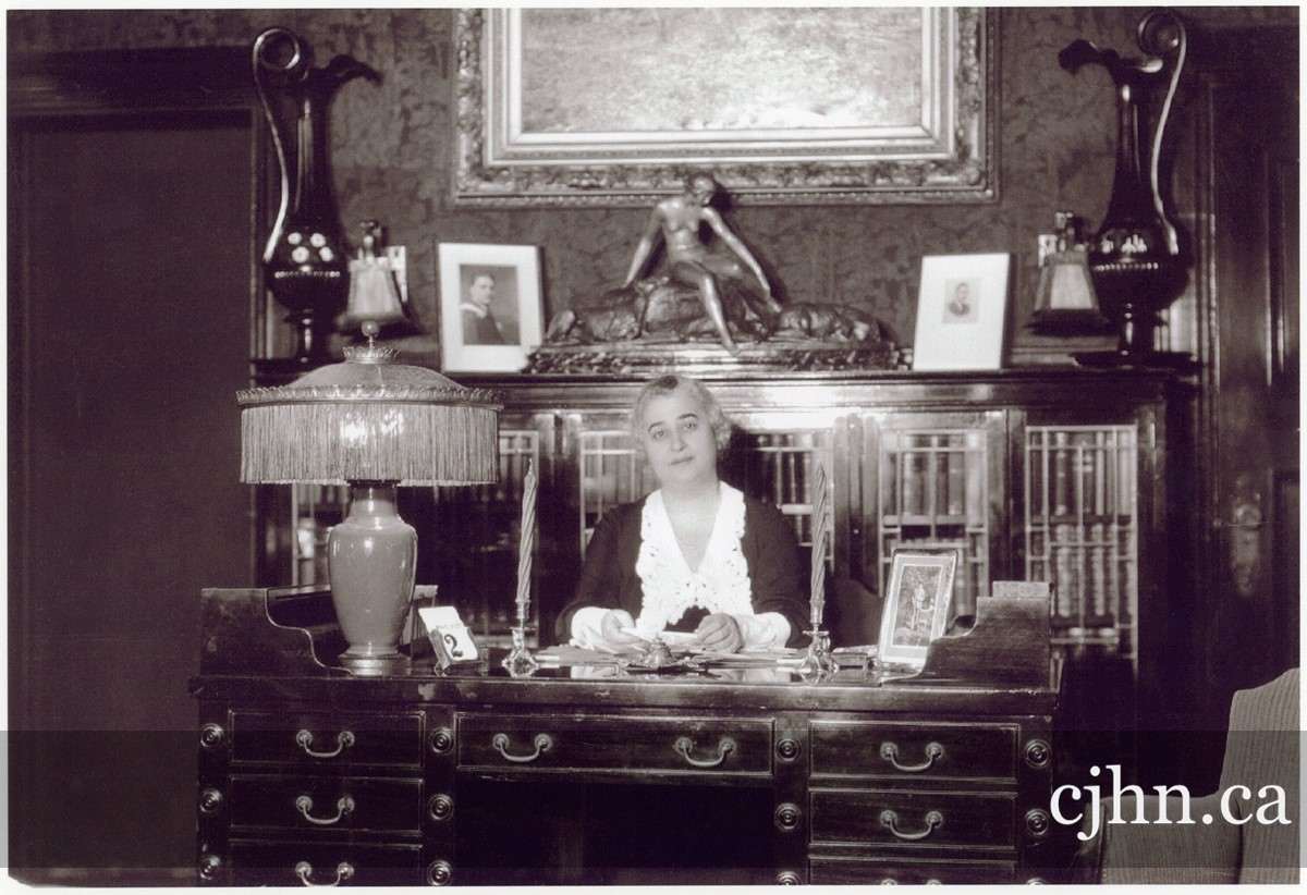 Lillian Bilsky Freiman à son bureau, en 1935