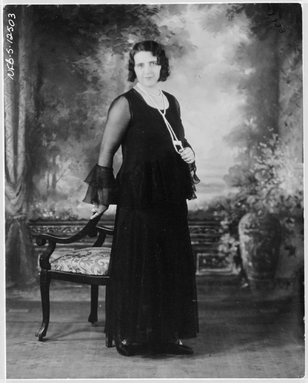 L'auteure-compositrice-interprète Mary Travers, dite La Bolduc, portant une robe élégante, vers 1935