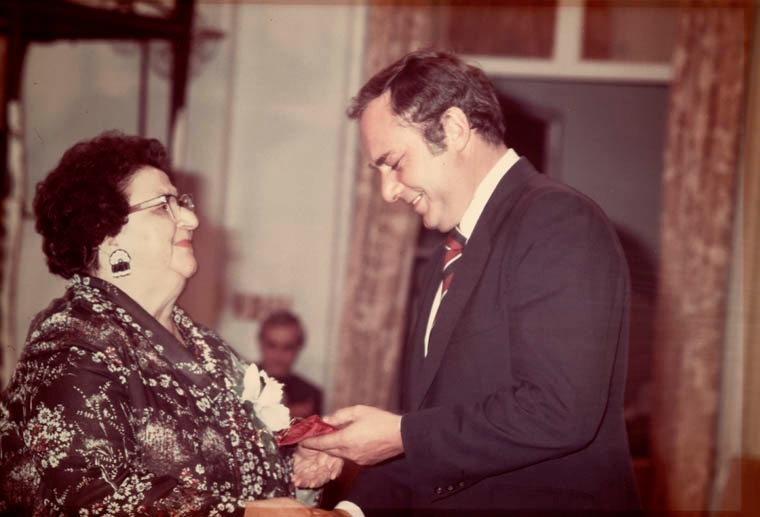 Portrait de côté d'une femme dans les années 1970 qui sourit