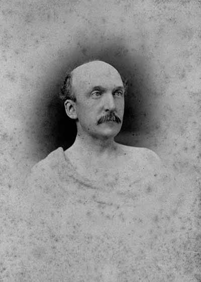 Portrait en noir et blanc d'un homme
