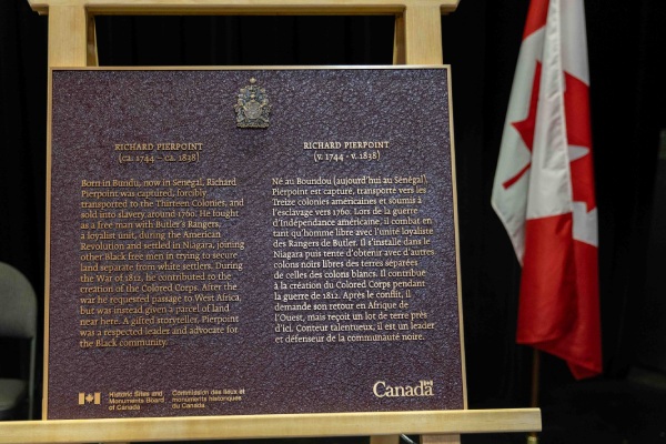 Un plaque commémorative en bronze
