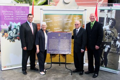 Photo du dévoilement de la plaque Terry Fox