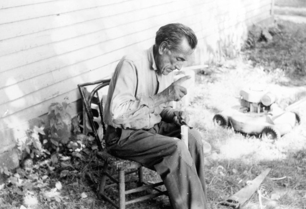 Un homme sculptant l'art