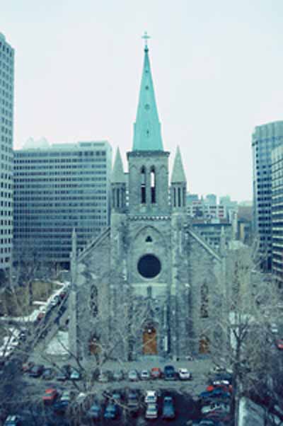 Une grand église en pierres au milieu de la ville