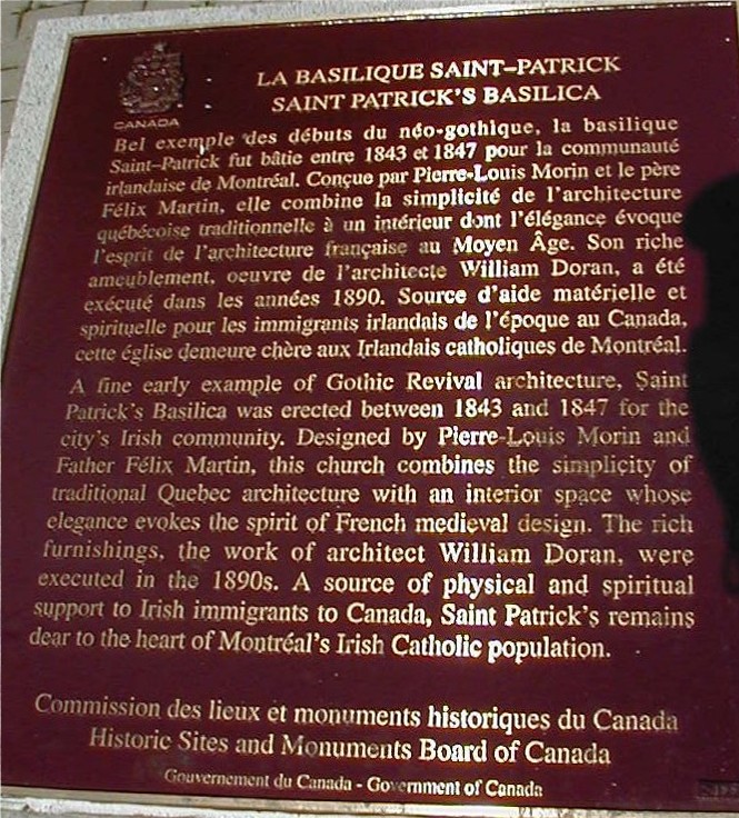 Plaque commémorative en bronze avec texte inscrit en jaune