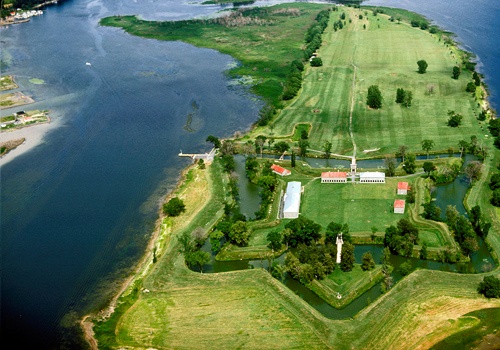 Vue en plongée du lieu historique national du Fort-Lennox et de la rivière Richelieu