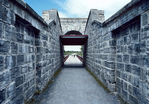 Vue intérieure d'une entrée des fortifications au lieu historique national du Fort-Lennox