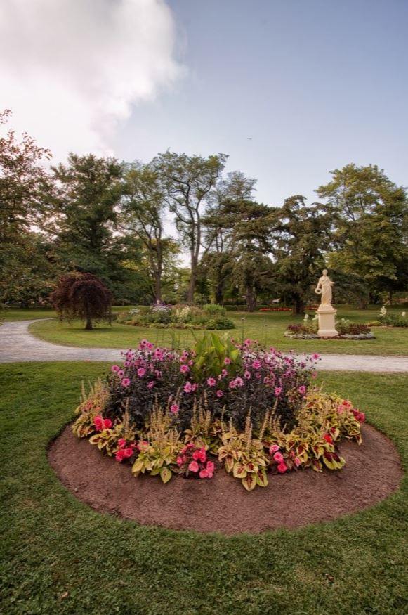 Photo de statue dans un jardin coloré