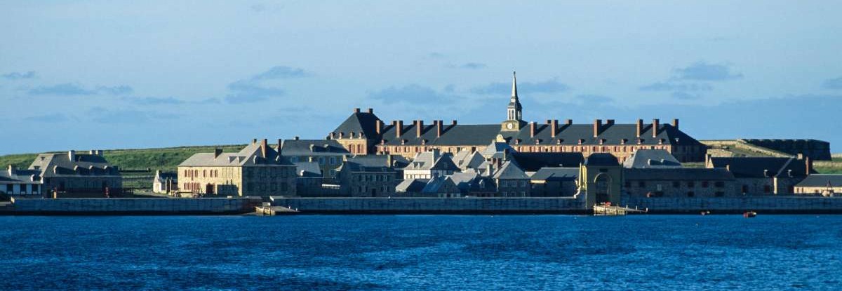 Un fort surplombant de l'eau et un ciel bleu