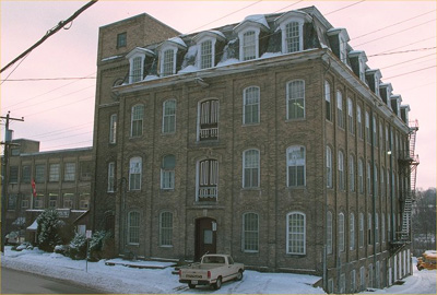 Vue de devant et de côté du Lieu historique national de l'Usine-de-Textile-Penman, la première et la plus importante usine de la Penman Manufacturing Company.