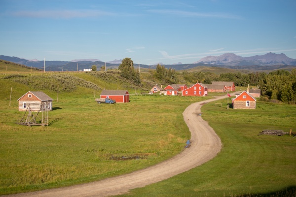 Route de gravier sinueuse traversant le lieu historique national du Ranch Bar U