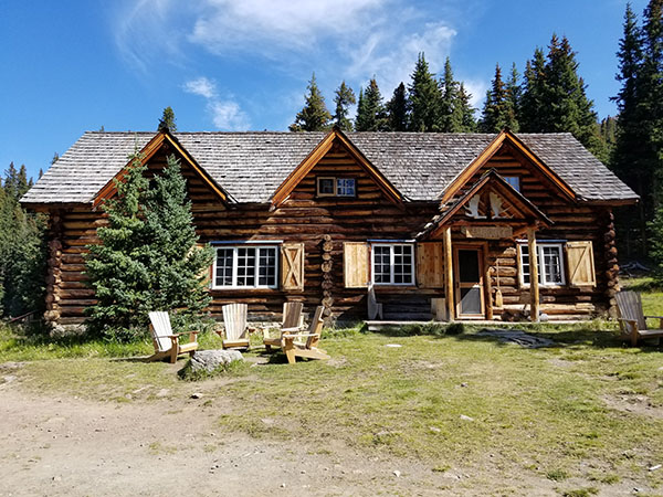 Un bâtiment en bois entouré d'arbres.