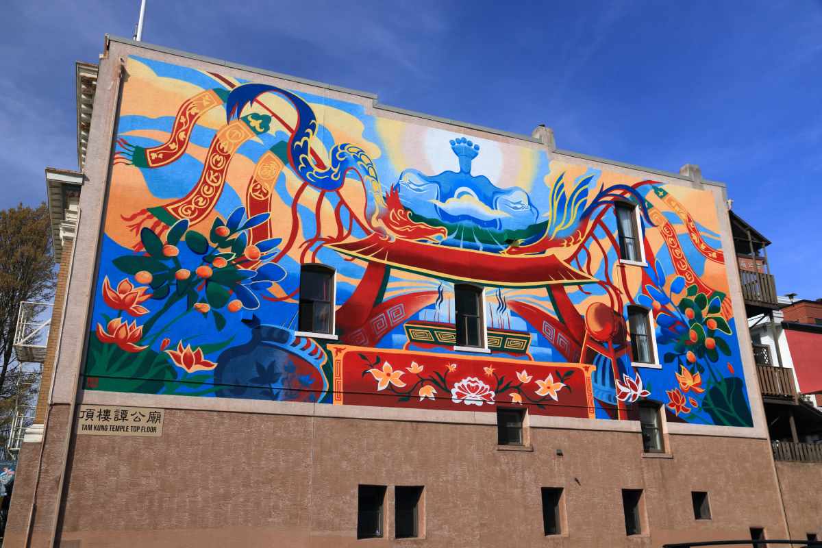 Peinture murale sur le côté sud du bâtiment de la Yen Wo Society représentant le lieu historique national du Temple-Tam Kung, 2024