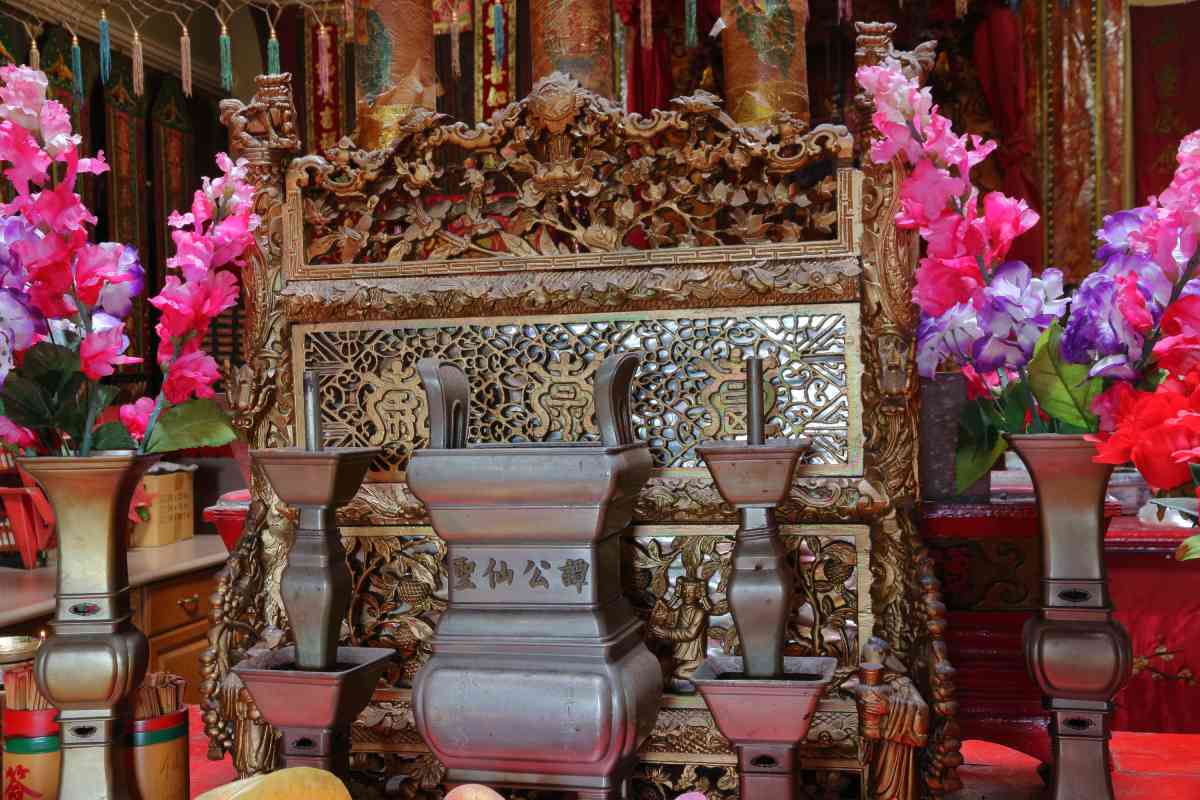Ensemble d'autel en étain, avec vases, lampes et encensoir, datant de 1897, temple Tam Kung, Victoria, Colombie-Britannique, 2024