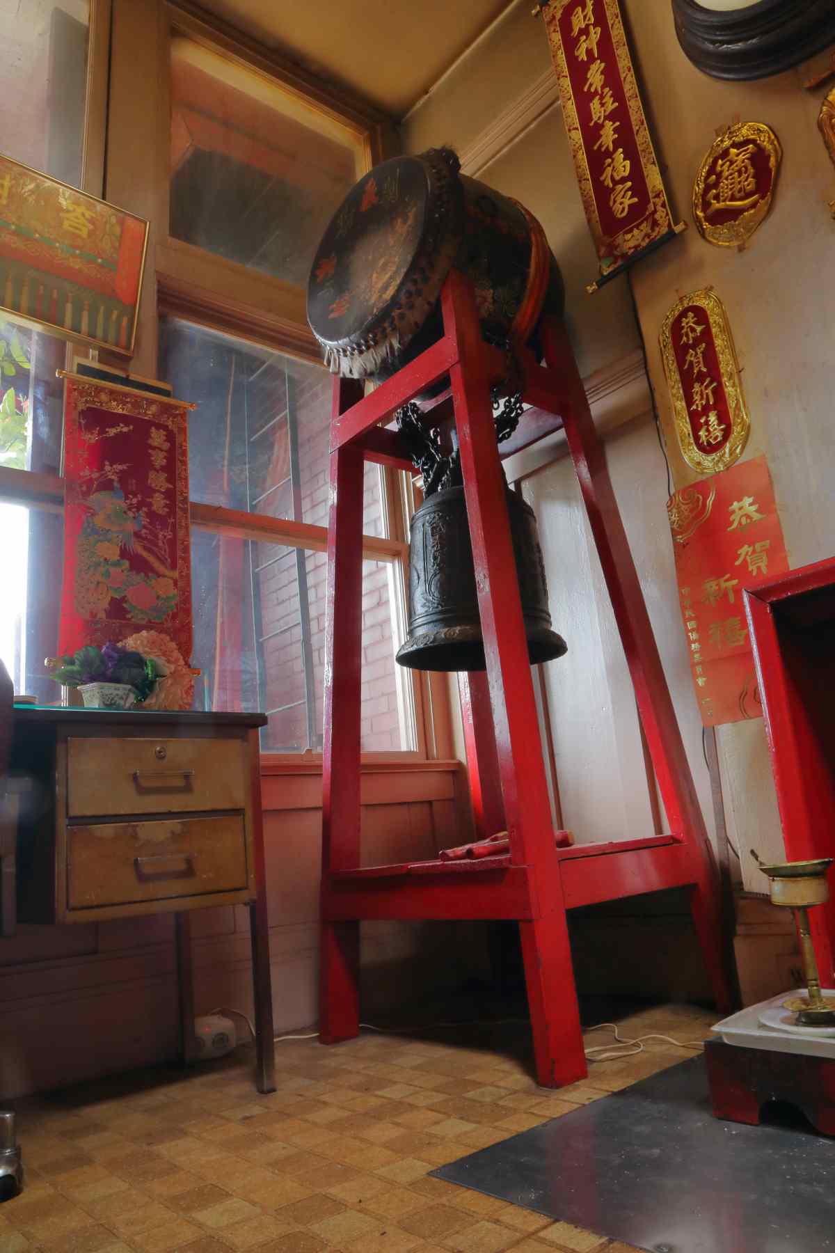 La cloche en fonte, datant de 1887, est l'objet le plus ancien du temple Tam Kung, 2024