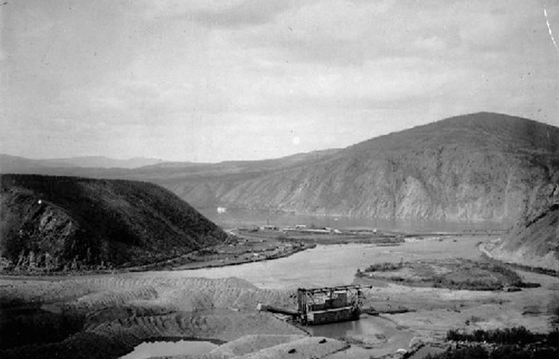 Photo en noir et blanc d'une drague près d'un bassin d'eau