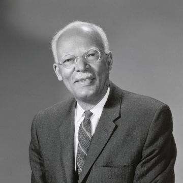 Portrait d'un homme en noir et blanc
