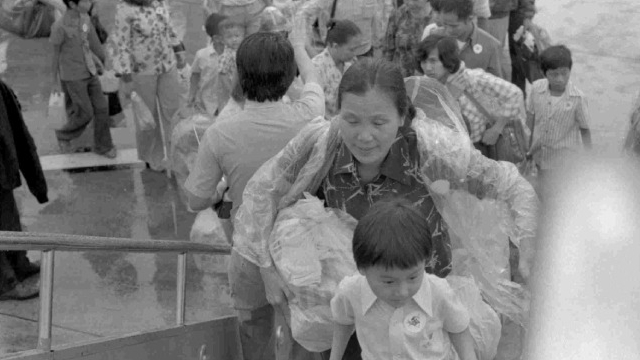 Des réfugiés embarquent dans le deuxième transport aérien de Hong Kong à destination du Canada