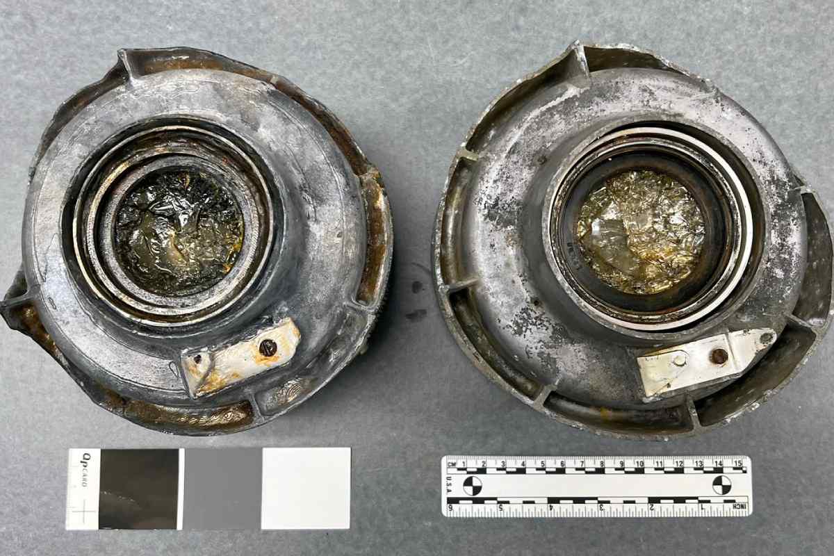 Deux grands objectifs d'appareil photo sont présentés côte à côte, dont l'un est une reproduction et l'autre est l'original. Les deux objets se ressemblent en forme, en couleur et en texture.