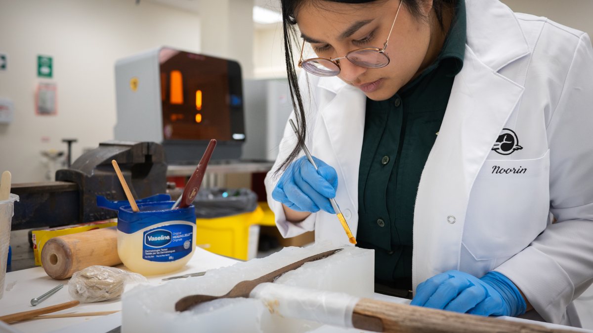 Une personne prépare un moule en silicone dans un laboratoire