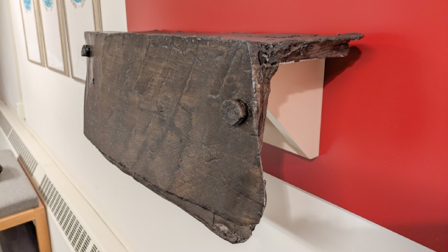 Une reproduction d'un morceau de bois est exposée sur un mur