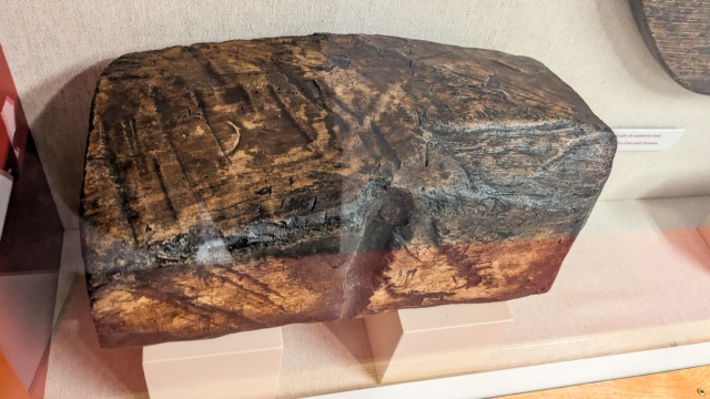 Une reproduction d'un morceau de bois est exposée dans une vitrine