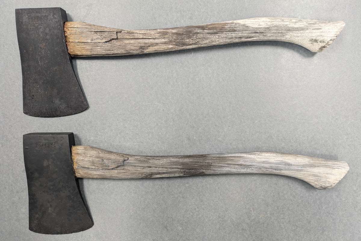 Deux haches sont présentés côte à côte dont l'une est une reproduction et l'autre est l'originale. Les deux objets se ressemblent en forme, en couleur et en texture.