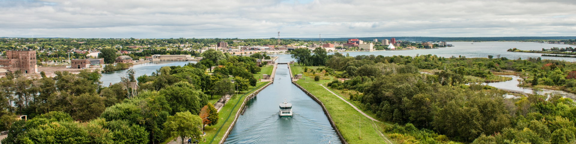 Vue du Canal depuis le Pont International + bateau de Soo Lock Tours et barrage tournant de secours, lieu historique national du Canal-de-Sault Ste. Marie