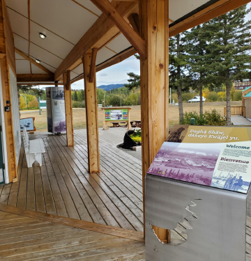 Un panneau de bienvenue accueille les visiteurs à l’extérieur du centre des visiteurs du lieu historique national S.S. Klondike.