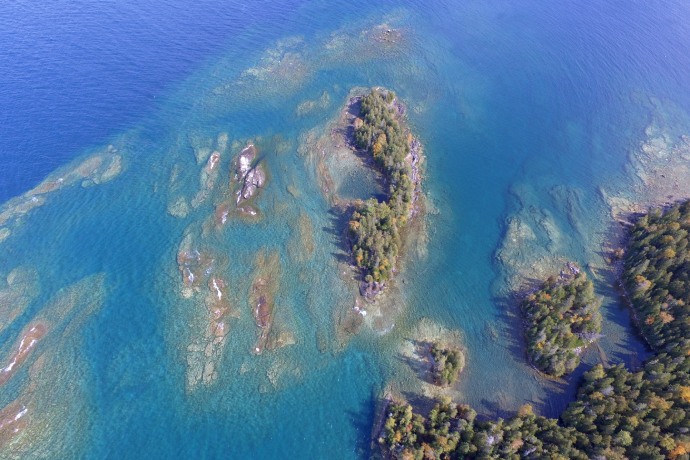 Vue aérienne des îles côtières boisées. 