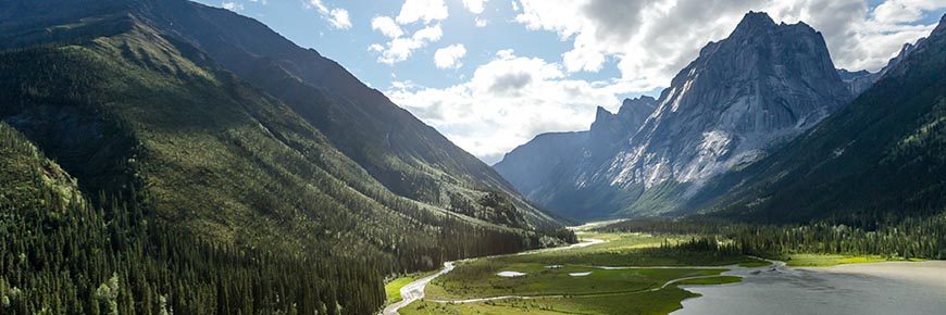 Une vallée fluviale entourée de montagnes