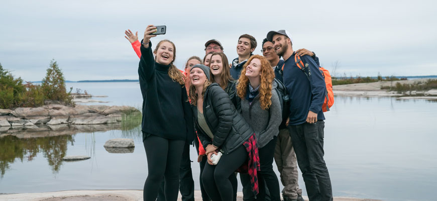 Un club d’étudiants qui prennent un selfie pendant l’automne.