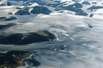 Vue aérienne de montagnes et glaciers