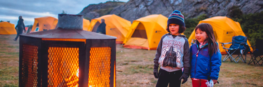 Deux enfants regardent le feu de camp au lieu historique national Signal Hill.