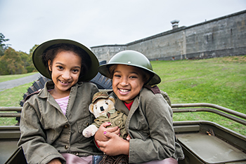 Deux fillettes costumées au LHN Fort Rodd Hill.