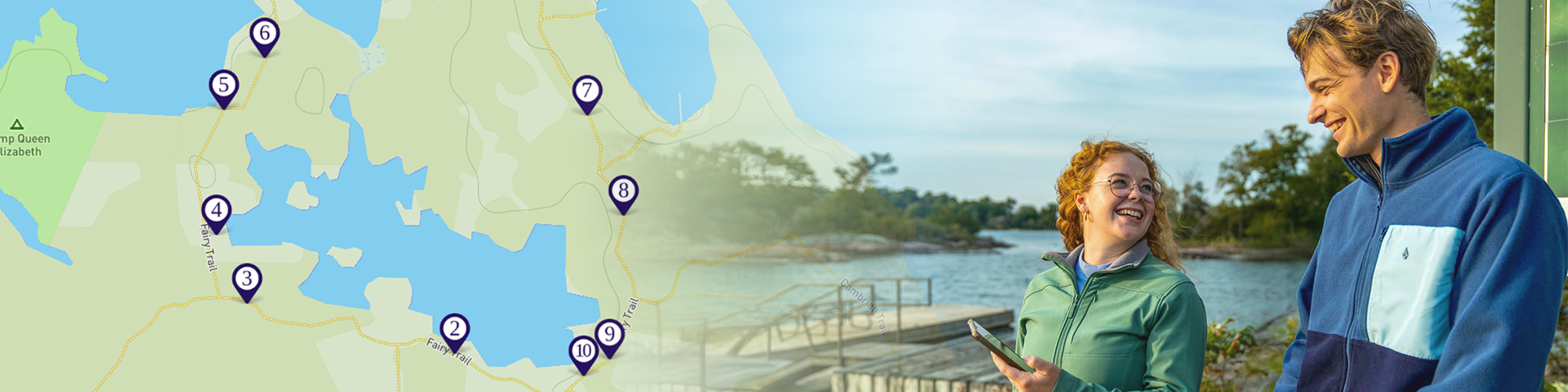 Deux personnes souriantes regardent un téléphone intelligent tandis qu’une superposition de carte affiche des épingles autour d’un lac, représentant une visite autoguidée dans l’application de Parcs Canada