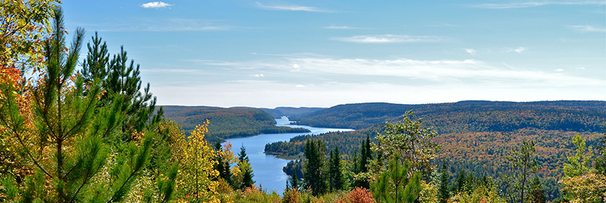 Le Passage lookout, accessible installation at La Mauricie National Park, offers an amazing view of the Wapizagonke lake. 