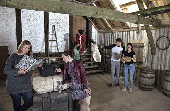 De jeunes milléniaux jouent Escape Louisbourg dans le lieu historique